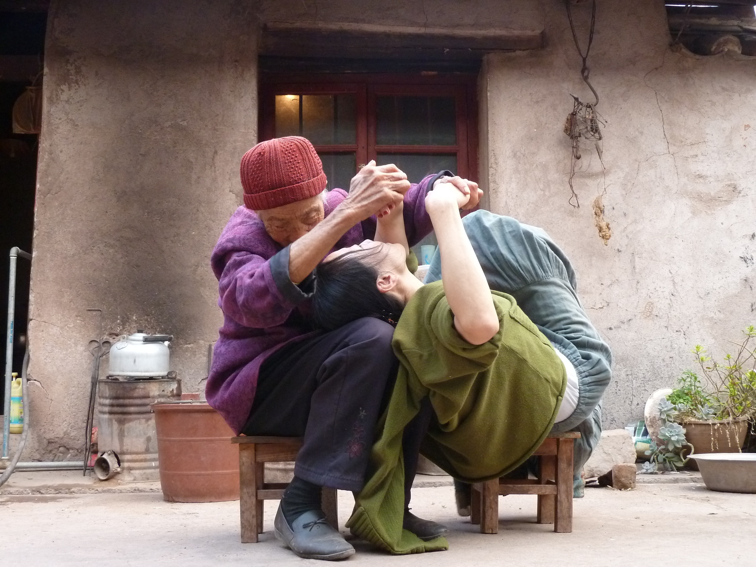 nieuws/i_295/LISTENING_TO_THIRD_GRANDMOTHERS_STORIES_1.jpg